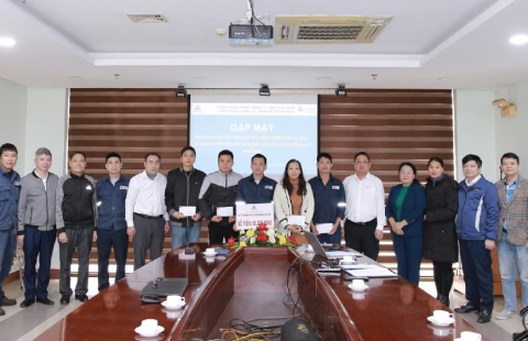 Thép Việt - Sing tổ chức trao quà cho người lao động mắc bệnh hiểm nghèo, tai nạn lao động và khó khăn về nhà ở năm 2023
